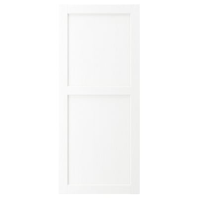 Un'anta bianca ENKÖPING dal design semplice e rettangolare. La porta ha una struttura verticale in legno ed è incorniciata, conferendole un aspetto classico.