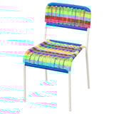 Una sedia colorata FÄRGGLAL. È luminoso, con strisce di blu, rosa, verde e rosso. Realizzato in plastica e acciaio, è impilabile e progettato per i bambini.