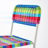Sedia per bambini in plastica dai colori vivaci, con un motivo arcobaleno. Impilabile, con una robusta cornice bianca. Perfetto per il gioco all'aperto.