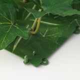 Primo piano del pannello di piante a foglia artificiale, che mostra fogliame realistico e robusti connettori in plastica per il montaggio a parete.
