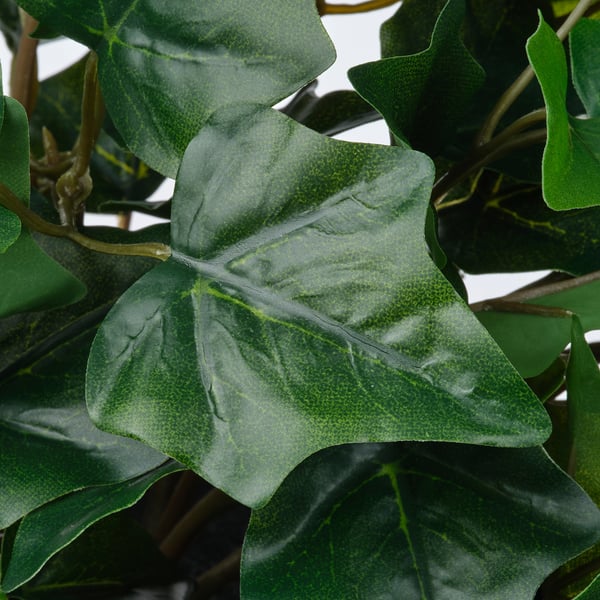 Primo piano di foglie di piante artificiali realistiche, realizzate in plastica riciclata, che mostrano una texture verde vivido e venature realistiche.