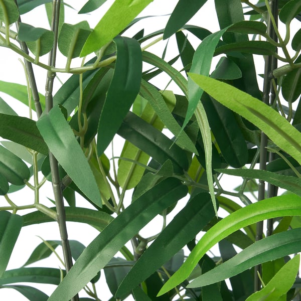 Primo piano di foglie artificiali verdi lussureggianti, che imitano il fogliame naturale.