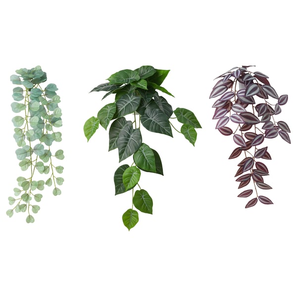 Tre piante artificiali sospese nei toni del verde e del viola, progettate in modo realistico per l'arredamento di interni.
