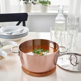 Accogliente allestimento per i pasti con zuppa e piatti.