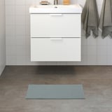 Piccolo tappetino FINTSEN azzurro prima del mobile da bagno bianco.