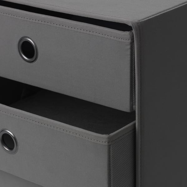 Mini cassettiera in tessuto grigio con struttura robusta, cuciture a vista e maniglie circolari metalliche.