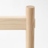 Leggio in legno con venature a vista, finitura liscia. Costruzione robusta per l'uso da parte dei bambini.
