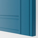 Primo piano di un'anta dell'armadio in legno color ottanio con due sottili motivi a scanalature, che mostrano la sua finitura opaca liscia.