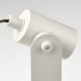 Moderna lampada da scrivania bianca con luce regolabile, che mostra design e materiali di qualità.