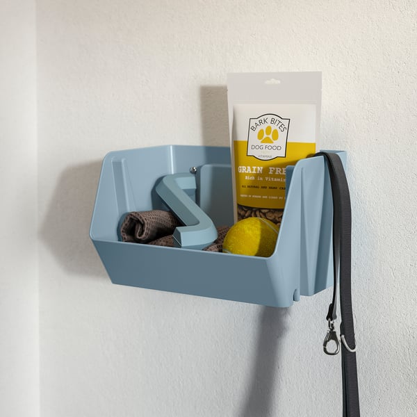 Scatola portaoggetti a parete azzurra con guinzaglio per cani, giocattoli, dolcetti e spazzola.