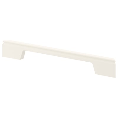 Uno zoccolo bianco per mobili da cucina, realizzato in fibra di legno con finitura in plastica, dotato di ritagli per la ventilazione o per gli elettrodomestici da incasso.