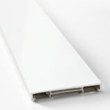 Zoccolo in plastica bianca lucida per mobili da cucina, liscio e resistente.