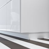 Mobile da cucina bianco lucido con un elegante design rettangolare.