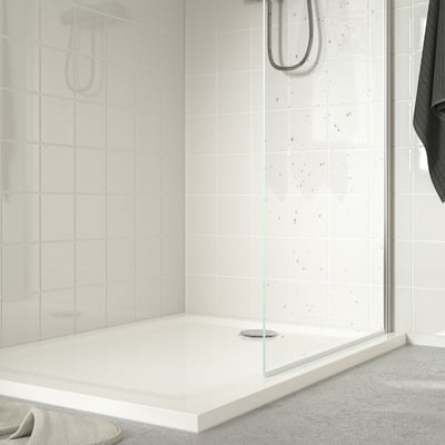 Moderno piatto doccia antiscivolo in un involucro piastrellato minimalista, profilo basso per un facile accesso e risparmio idrico.