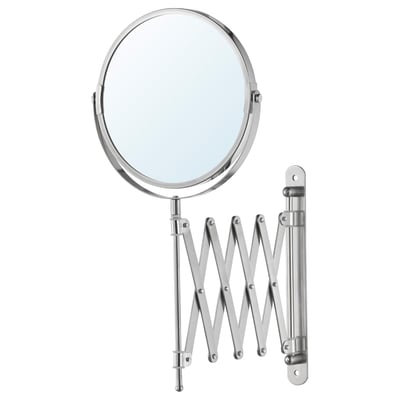 Uno specchio cosmetico FRÄCK cromato con braccio regolabile e lato ingranditore.