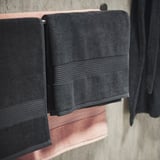 Asciugamani neri FREDRIKSJÖN su scolapasta, 100% cotone, piegati con bordo a coste.