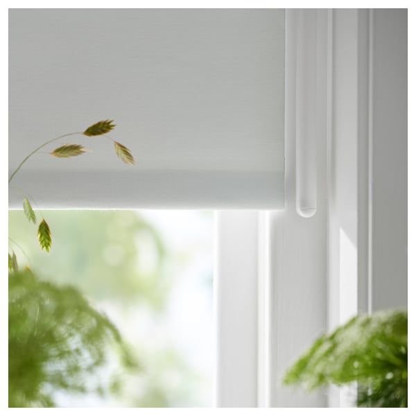 Moderna tenda a rullo bianca con motivo floreale. Poliestere ecologico da pet riciclato. Tessuto antiluce, montato all'interno della finestra.