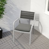 Sedia moderna in metallo bianco con cuscino grigio per esterni. Coperchio separabile per una facile pulizia.