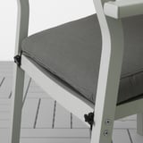 Cuscino per sedia con cinghie elastiche di fissaggio, offre una facile pulizia e sostituzione, realizzato con materiali riciclati.