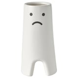 FRÖVÄXT Vaso in ceramica bianca con disegno a faccia triste contiene fiori o oggetti decorativi, realizzato in gres.