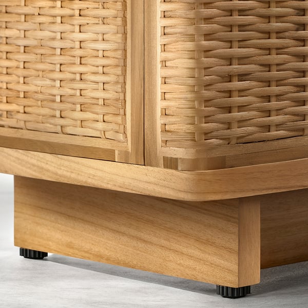 Panca tv in vimini naturale con base in legno, che mostra una trama intricata e una costruzione robusta