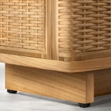 Panca tv in vimini naturale con base in legno, che mostra una trama intricata e una costruzione robusta