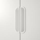 Moderno mobile bianco con eleganti maniglie verticali; Design minimalista, probabilmente realizzato con materiali di alta qualità per una maggiore durata.