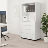 Armadio da ufficio bianco GALANT con cassetti e ripiani in un ufficio minimalista.