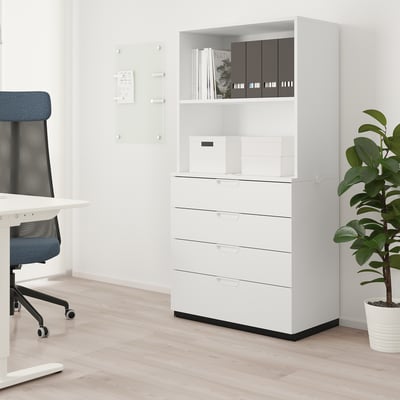 Armadio da ufficio bianco GALANT con cassetti e ripiani in un ufficio minimalista.