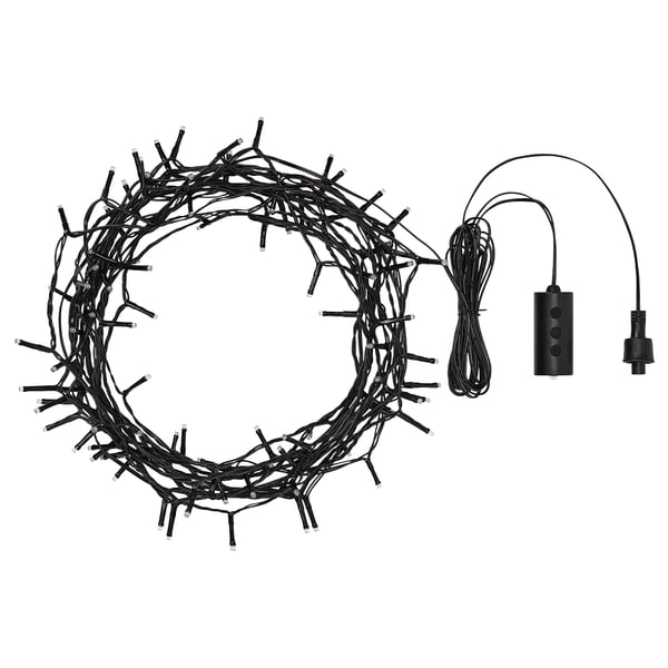 L'immagine mostra le luci a stringa nere GETKÅL con telecomando, ideali per la decorazione esterna.