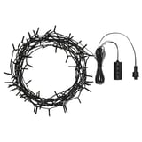 L'immagine mostra le luci a stringa nere GETKÅL con telecomando, ideali per la decorazione esterna.