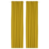 Due tende gialle pendono dritte, raggiungendo l'intera lunghezza con nastro adesivo in alto, offrendo uno stile vibrante e privacy.