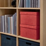 Libreria con scatole di velluto rosso, ideale per lo scaffale billy, per riporre ordinatamente piccoli oggetti.