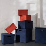 Scatole portaoggetti GJÄTTA in velluto rosso e blu navy con manici, impilate; Adatto per scaffale Billy .