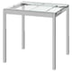 Un tavolo da pranzo IKEA GLIVARP con piano in vetro trasparente e gambe cromate. Il design moderno è elegante e poco ingombrante.