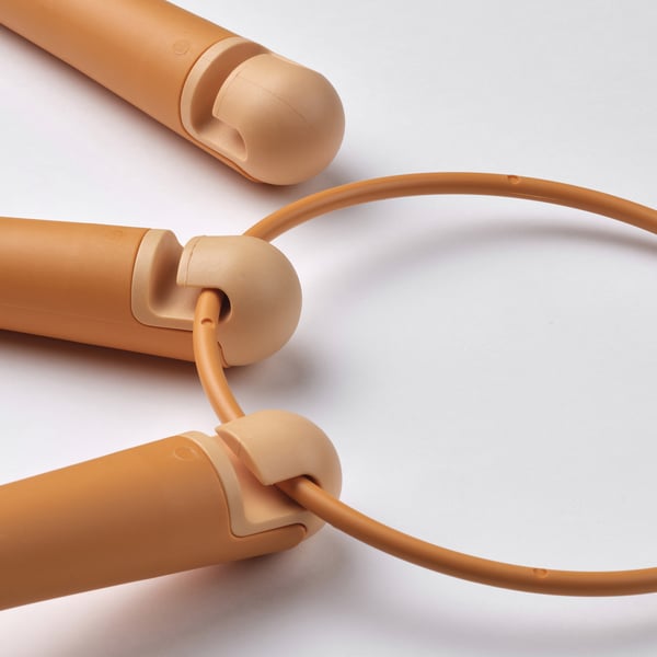 Tre pezzi di un resistente set di anelli per attrezzi da giardino in plastica arancione con manici rinforzati per una facile manipolazione.
