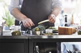 La persona grattugia i lime sull'isola GRILLSKÄR con deposito.