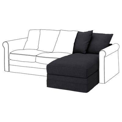 Divano moderno a forma di L, grigio scuro, imbottitura morbida, con due cuscini, linee pulite.