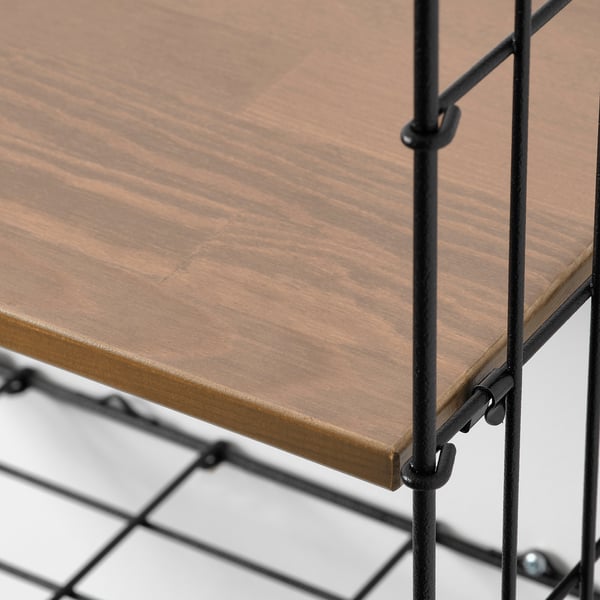 Mensola in legno fissata su staffe metalliche nere, che mostra una costruzione robusta e un design di qualità.
