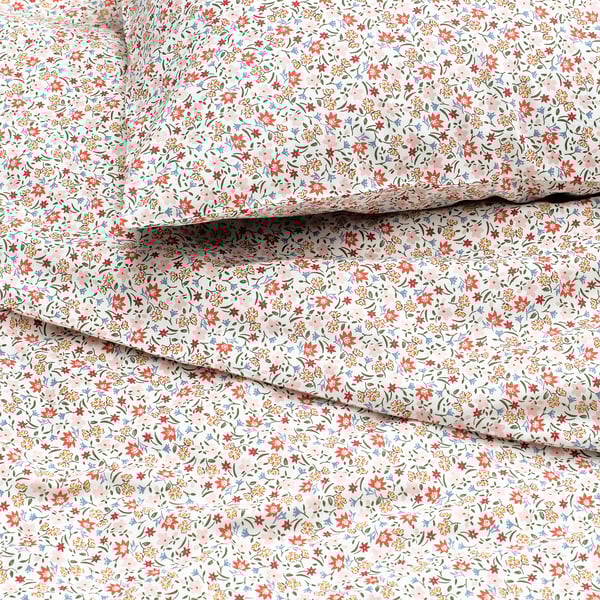 Set di biancheria da letto floreale con intricati motivi floreali, caratterizzato da un morbido misto cotone-viscosa, ordinatamente impilato per un'esposizione vivace.