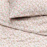 Set di biancheria da letto floreale con intricati motivi floreali, caratterizzato da un morbido misto cotone-viscosa, ordinatamente impilato per un'esposizione vivace.