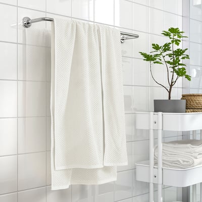 Asciugamano GULVIAL, beige, 100% cotone, di medio spessore, morbido, piegato sul supporto, vicino a ripiani bianchi.