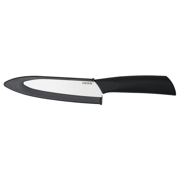 Coltello Ikea HACKIG in ceramica nera, design elegante con manico in plastica e coperchio protettivo.