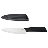 Coltello in ceramica di ikea. Manico nero, lama affilata, con fodero in plastica. Elevata durata, design elegante.