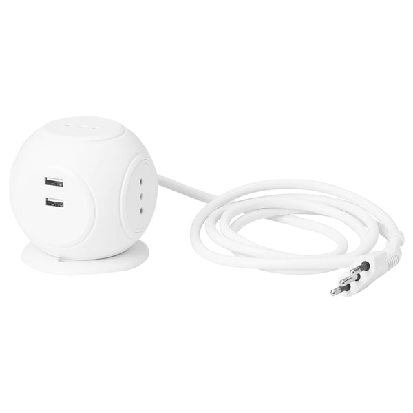 Un cubo di alimentazione HAGSTA bianco con 3 prese e 2 porte USB, un cavo e spine a muro.