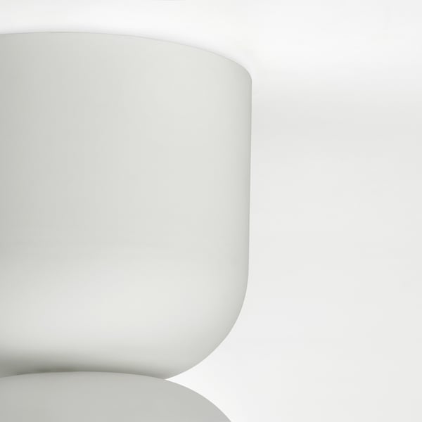 Plafoniera moderna e minimalista in bianco incontaminato. Design elegante e liscio. Estetica elegante e minimalista.