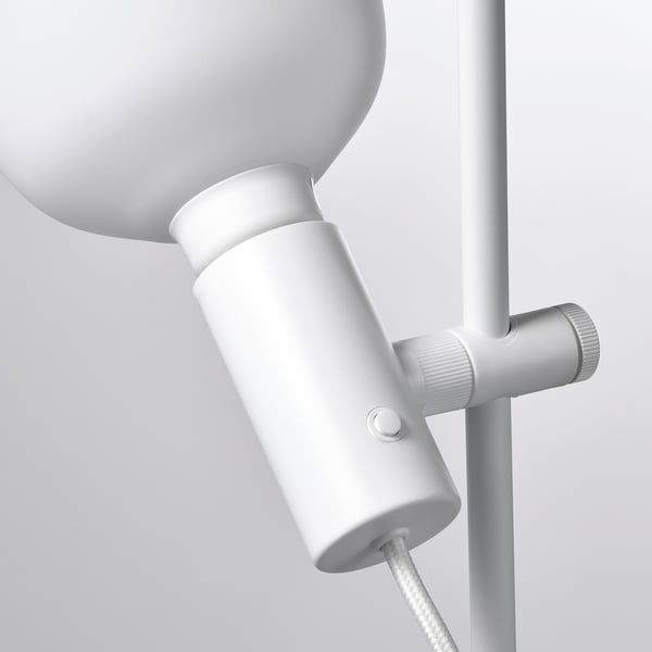 Lampada moderna bianca con lampadina orientabile; Design elegante e minimalista.