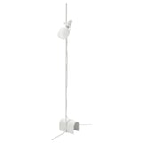 Lampada da terra HÅRSLINGA bianca con lampadina rotonda, stelo orientabile e base a treppiede, realizzata in acciaio e plastica.