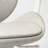 Una sedia da ufficio ergonomica di alta qualità con sedile, schienale e braccioli in tessuto grigio chiaro. Il design elegante enfatizza il comfort e la durata.