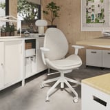 Ufficio moderno con sedia ergonomica, scrivania in legno, armadi bianchi.